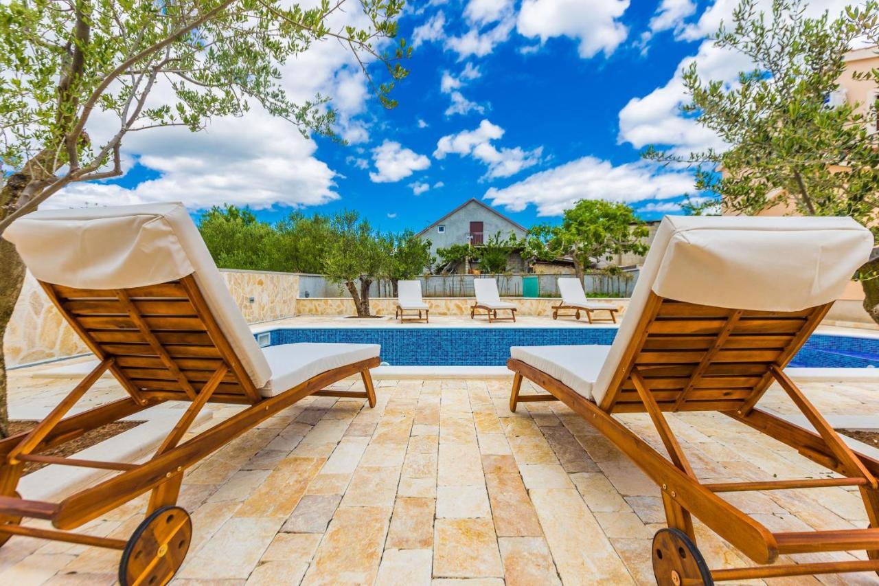 Villa Tina With Swimming Pool, Tennis Court, Games Room, Sauna, Gym, Bbq Policnik المظهر الخارجي الصورة