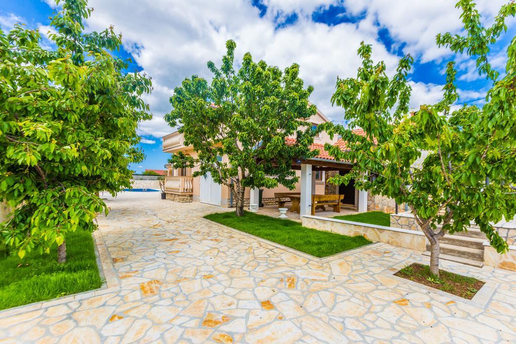 Villa Tina With Swimming Pool, Tennis Court, Games Room, Sauna, Gym, Bbq Policnik المظهر الخارجي الصورة