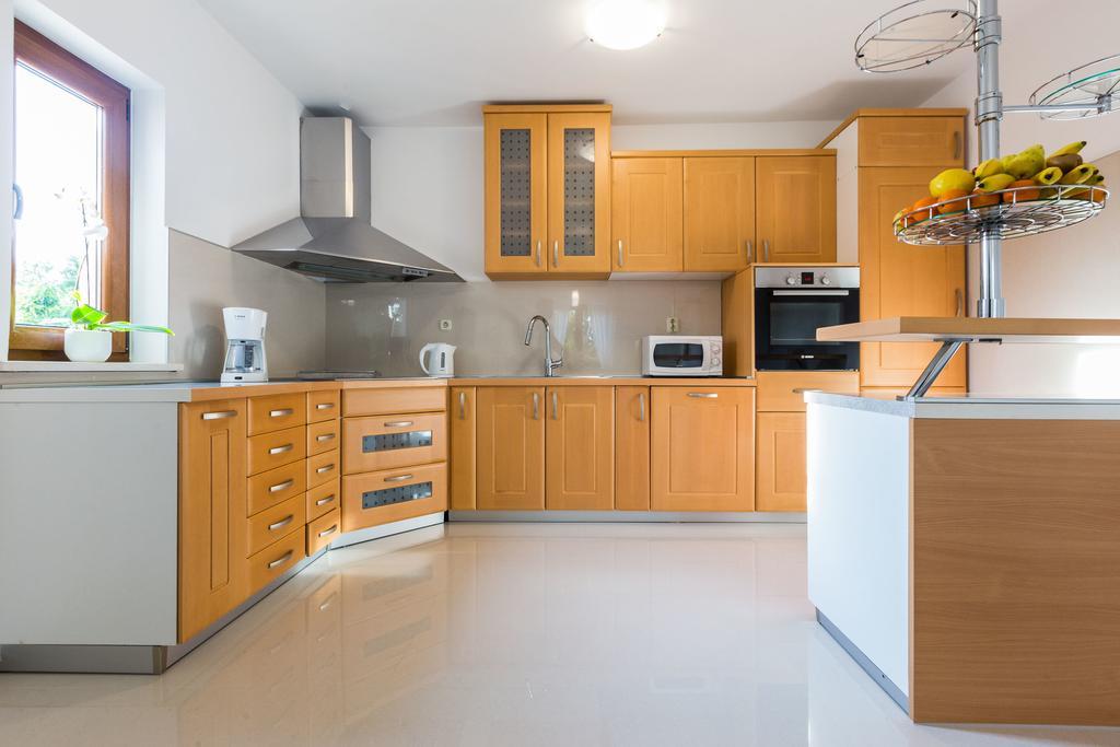Villa Tina With Swimming Pool, Tennis Court, Games Room, Sauna, Gym, Bbq Policnik المظهر الخارجي الصورة
