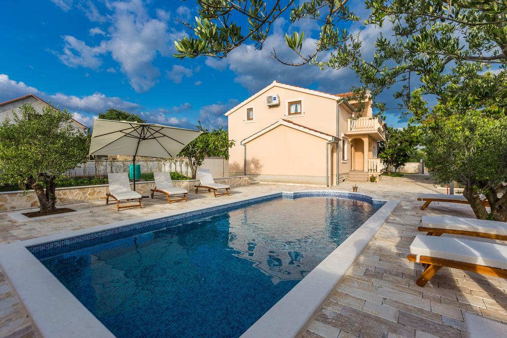 Villa Tina With Swimming Pool, Tennis Court, Games Room, Sauna, Gym, Bbq Policnik المظهر الخارجي الصورة