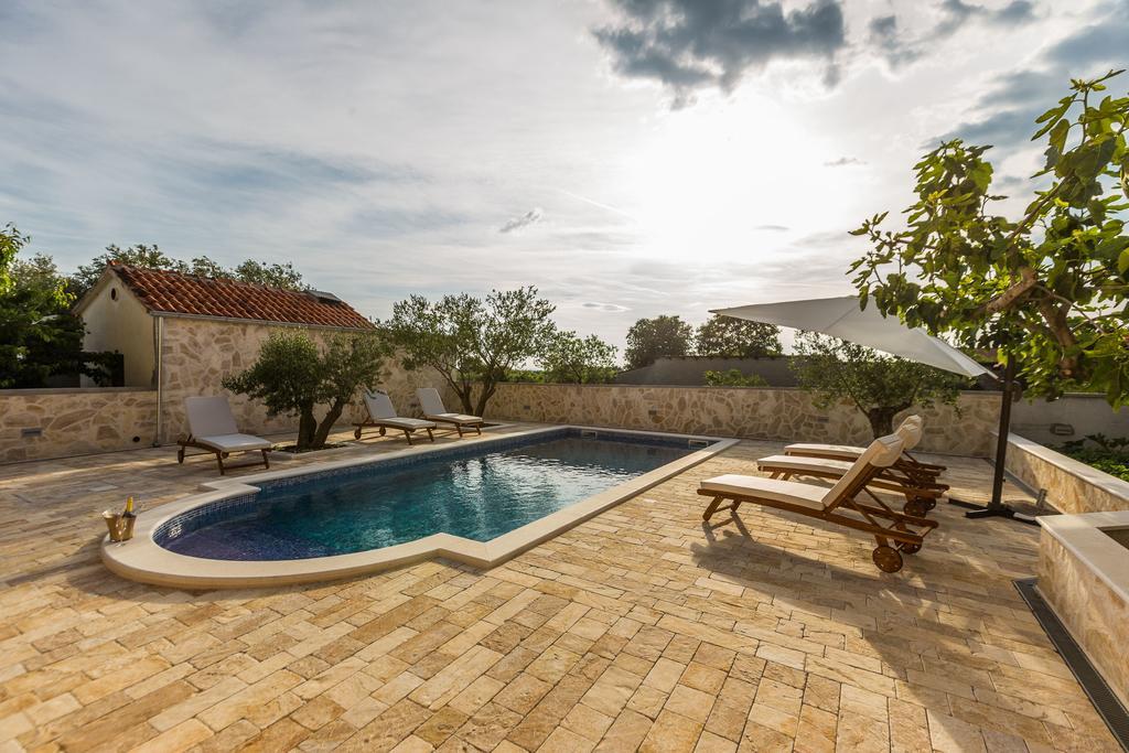 Villa Tina With Swimming Pool, Tennis Court, Games Room, Sauna, Gym, Bbq Policnik المظهر الخارجي الصورة