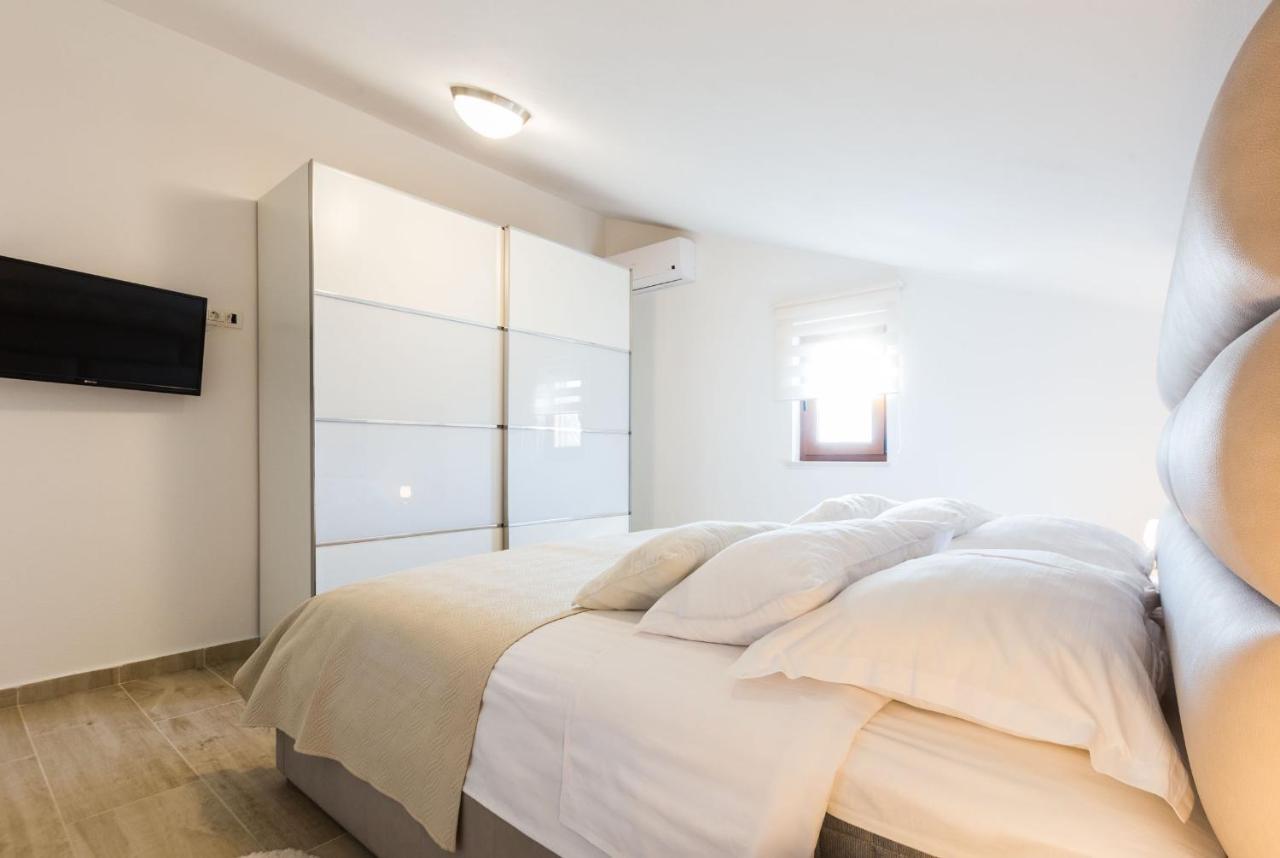 Villa Tina With Swimming Pool, Tennis Court, Games Room, Sauna, Gym, Bbq Policnik المظهر الخارجي الصورة