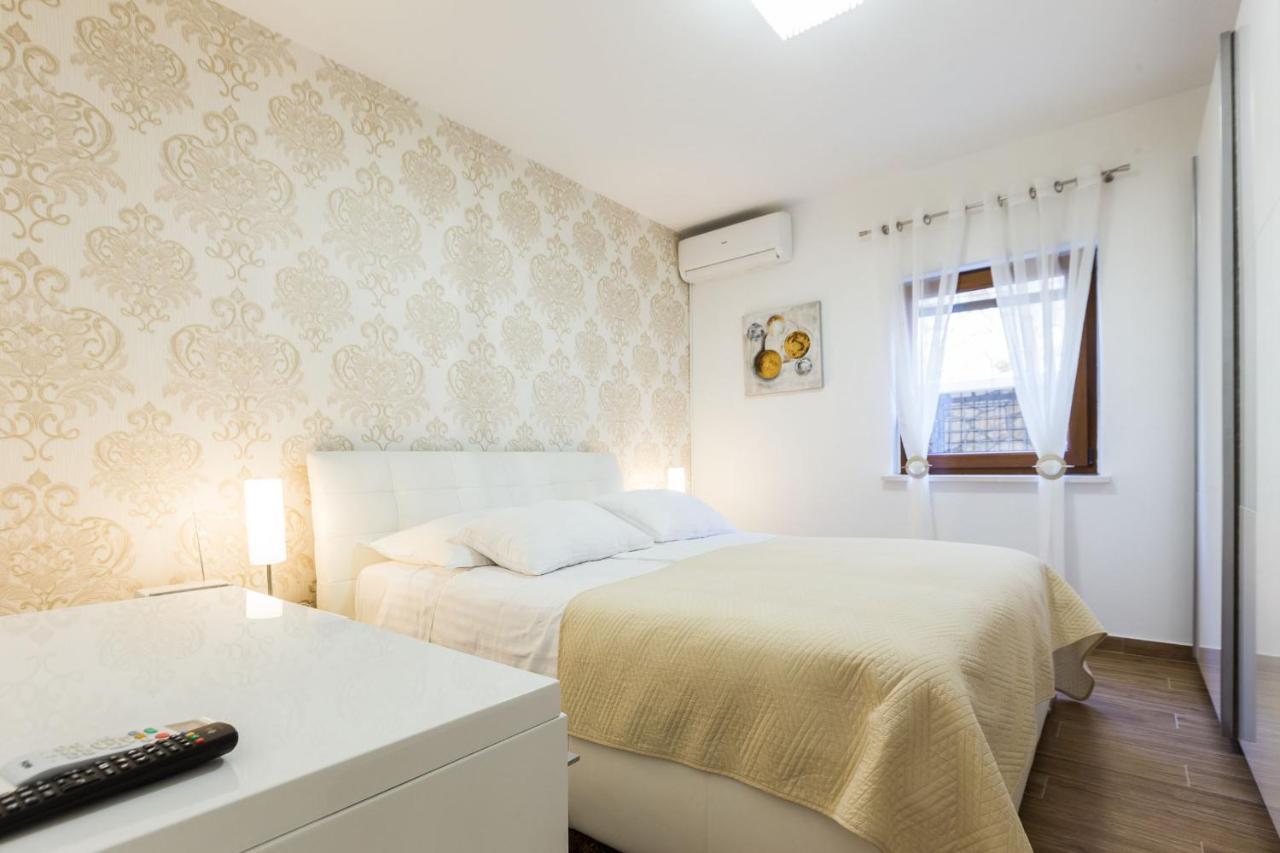 Villa Tina With Swimming Pool, Tennis Court, Games Room, Sauna, Gym, Bbq Policnik المظهر الخارجي الصورة