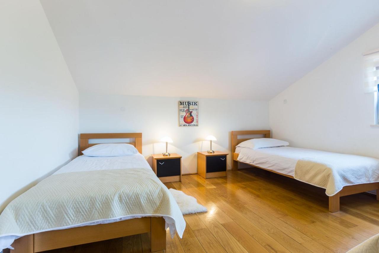 Villa Tina With Swimming Pool, Tennis Court, Games Room, Sauna, Gym, Bbq Policnik المظهر الخارجي الصورة